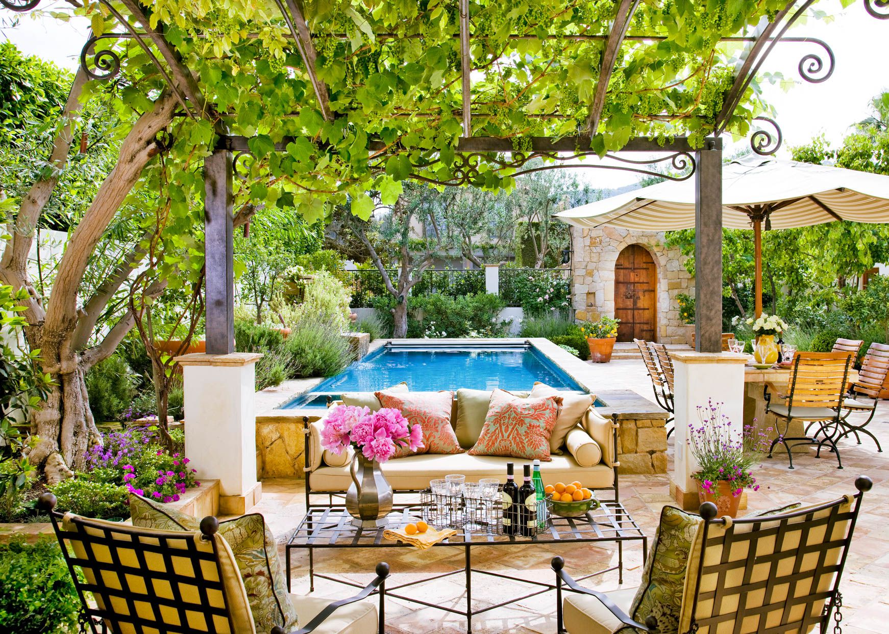 Guide to Crafting an Outdoor Living Oasis